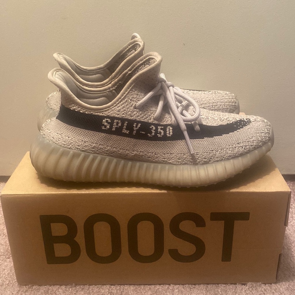 YEEZY BOOST 350 V2 ADULTS. AUTHENTIC BOX. SIZE: WOMEN 6.5